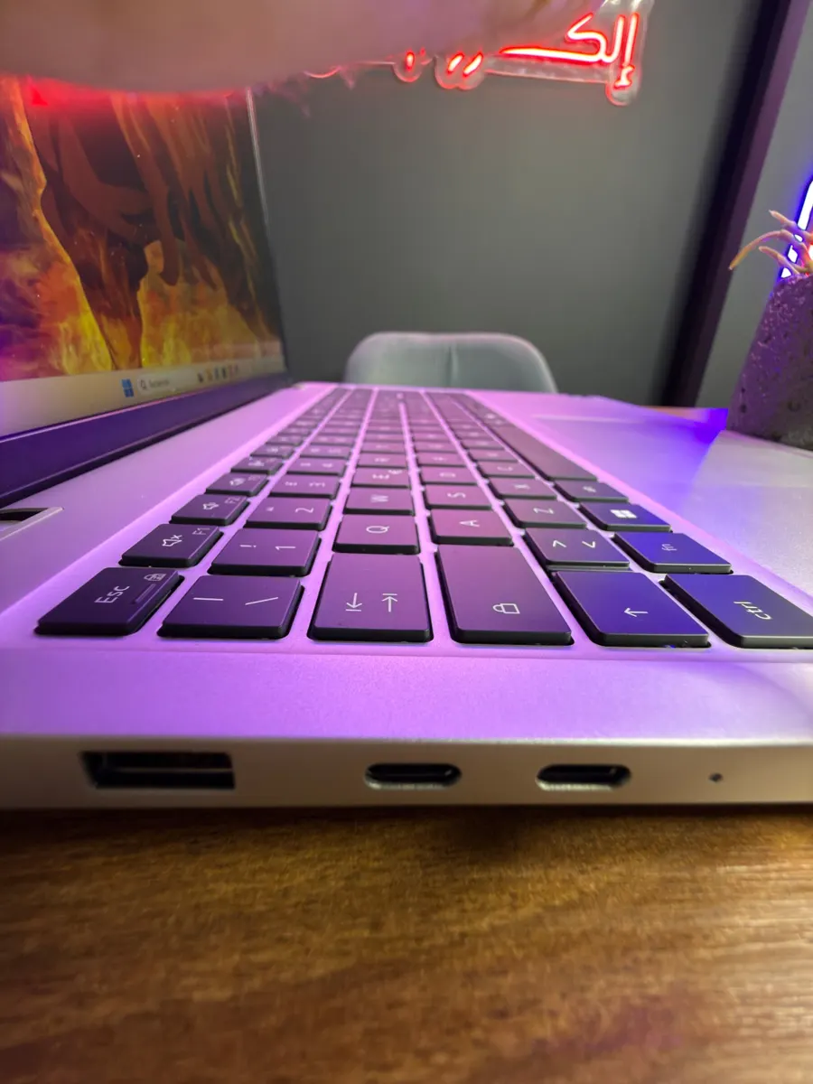 Ports USB-C et USB-A du Dell Pro 16 Plus