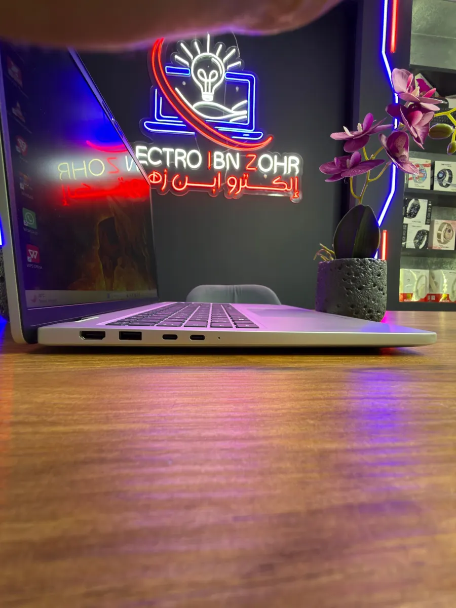 Côté gauche : HDMI, USB-A, 2 USB-C