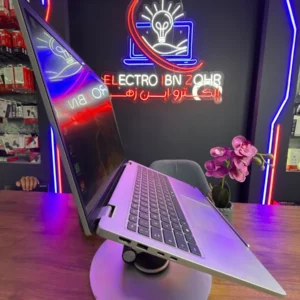 Dell Pro 16 Plus ouvert sur support