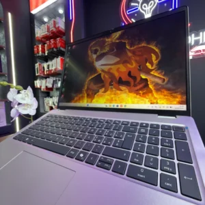 Clavier QWERTY du Dell Pro 16 Plus et écran Full HD+