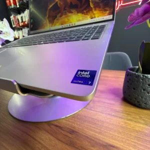 Autocollant Intel Core Ultra 7 sur le Dell Pro 16 Plus