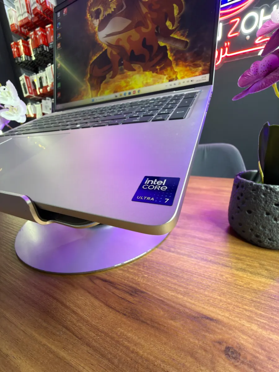 Autocollant Intel Core Ultra 7 sur le Dell Pro 16 Plus