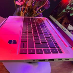 HP EliteBook 640 G10 ports HDMI, USB-C et Thunderbolt