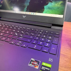 Stickers AMD Ryzen 5000 et NVIDIA GeForce GTX du HP Victus 15
