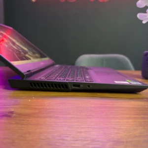 Côté gauche Lenovo Legion 5 : USB et prise casque